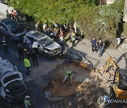 가자지구발 로켓 공격 현장 살피는 이스라엘 보안군