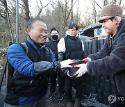 봉사활동하는 국민의힘 윤재옥 원내대표