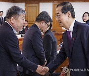 정부 위원회 회의 참석한 한국노총 위원장 국무총리와 악수