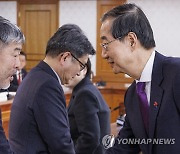 정부 위원회 회의 참석한 한국노총 위원장 국무총리와 악수