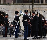 윤석열 대통령 내외, 네덜란드 전쟁기념비 헌화