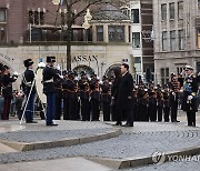 윤석열 대통령 내외, 네덜란드 전쟁기념비 참배