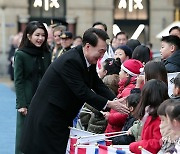 한글학교 어린이들과 인사하는 윤석열 대통령 내외