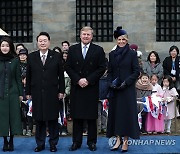 기념 촬영하는 윤석열 대통령 내외와 네덜란드 국왕 부부