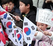 윤석열 대통령 환영하는 한글학교 어린이들