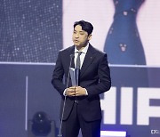 [포토] kt 강동훈 감독, '올해의 코치상 수상'