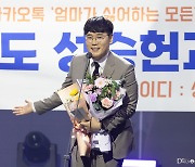 [포토] 이현우 해설, 'LCK 10주년 특별상'