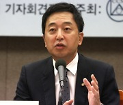 금태섭 “고정적 성역할 깨야…여성도 군대 가야”