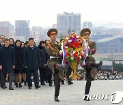 방북 러시아 연해주 대표단, 김일성·김정일 동상에 헌화