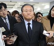 김기현 대표 관련 질문 받는 윤재옥 원내대표