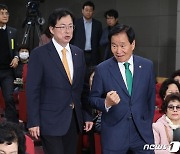 새마을운동세미나 참석하는 이만희 사무총장과 곽대훈 회장