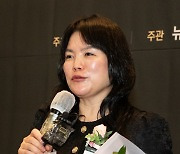 수상소감 밝히는 정현진 한국엘랑코동물약품 대표