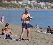 “수영복 입고 해수욕, 이런 겨울 처음”…스페인 최고기온 ‘30도’ 육박