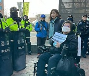 ‘혜화역 대합실서 침묵시위’ 전장연 공동대표 경찰에 체포