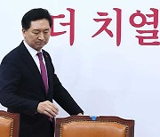 민주 “팽 당하는 김기현 안타까워…사퇴 뒤에는 대통령 그림자”