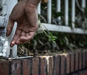 가방 들고 '어기적'…수색했더니 가랑이에 마약 꽁꽁 숨겨