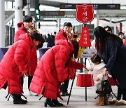 팍팍한 살림에도 온정의 손길…'카드로 기부' 늘었다 [조미현의 Fin코노미]