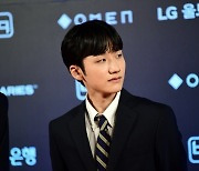 [포토] LCK 어워즈 현장 둘러보는 ‘피넛’ 한왕호