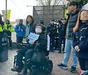 전장연 공동대표 또 현행범 체포…경찰 “퇴거불응”