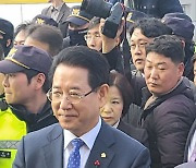 김영록 전남지사 출입 막는 무안 군공항 반대 대책위