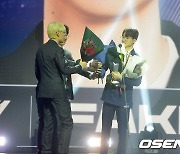 ‘페이커’ 이상혁 향한 후배들의 축하 [사진]