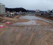 따뜻한 날씨에 얼었던 하천도 녹았다…겨울 축제 어쩌나