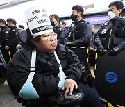 “침묵시위도 안 돼”…혜화역 대합실서 전장연 대표 체포 [사사건건]