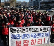 ‘개 식용 금지법’ 野단독으로 국회 소위 통과