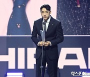 KT 강동훈 감독, 2023년 최고의 지도자 등극 [LCK 어워드]