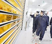 ASML 클린룸 둘러보는 윤석열 대통령