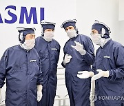 ASML 클린룸 방문한 윤석열 대통령