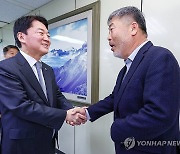 인사 나누는 안철수 의원과 김동명 위원장