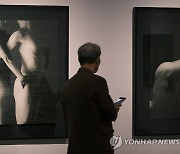 전시 작품 소개하는 구본창 작가