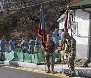 부대 깃발 아래의 '연탄 보급 작전'