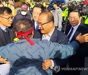 무안군수 불참·범대위 과격 시위…'광주공항 대화' 파행(종합)