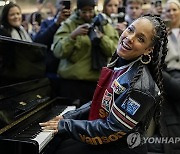 Britain Alicia Keys Surprise Performance