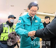 [포토] 노숙인 장갑끼워주는 최호권 영등포구청장