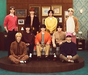 마치 '인형의 집'? NCT 127, 연말 맞이 가족 사진 공개