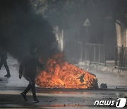 [포토] '타이어가 활활' 검은 연기로 꽉찬 서안지구 제닌