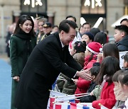 어린이 환영단과 인사하는 윤 대통령