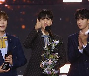 세븐틴, AAA '올해의 앨범상' 수상…"캐럿이 없었으면 못 받았다"