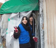 [포토] 소녀주의보 슬비-지성 '러블리한 장꾸들'(연탄배달봉사활동)