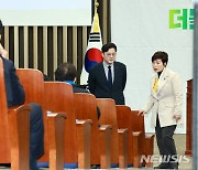 野지도부 ‘병립형 회귀’ 방침 속 당 일각 “차라리 위성정당 만들자”