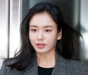 [포토] 안은진, '바람의 역습도 문제없어'