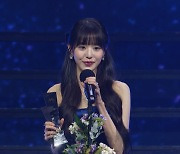 아이브, ‘베스트 아티스트’ 수상…장원영 “멤버들 사랑해” [2023 AAA]