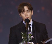 이준호, 대상 ‘올해의 배우상’ 수상…“멋진 배우로 보답할 것” [2023 AAA]