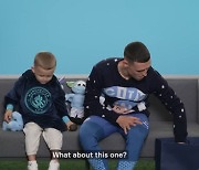 [VIDEO] Ronnie Foden reviews Christmas presents