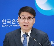 발언하는 이상형 부총재보