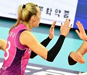 '김연경 36득점' 흥국생명, IBK 꺾고 1위 탈환