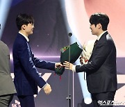 '올해의 선수' 독식한 T1, 2024년도 '우승 도전' 의지 불태웠다 [LCK 어워드]